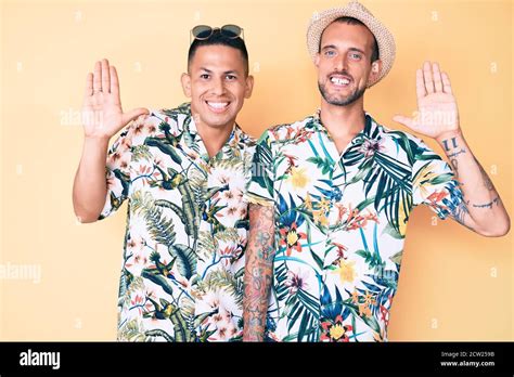 Jeune Gay Couple De Deux Hommes Portant Un Chapeau D T Et Une Chemise Hawa Enne Se Disant