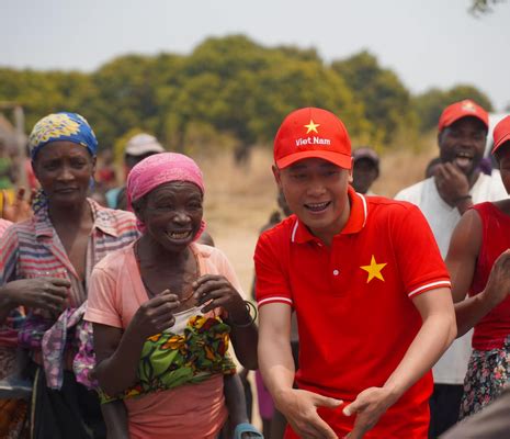 Quang Linh Vlog Gi P Th Y Ti N Th C Hi N C M C N Dang D Ch U Phi Hot Kols I S Ng