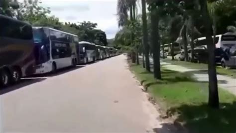 Um problema recorrente ônibus de excursão estacionados nas ruas