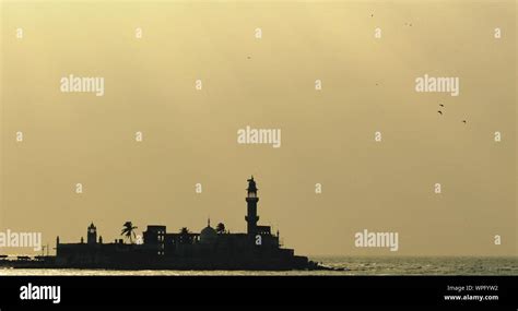 Haji ali dargah mosque hi-res stock photography and images - Alamy