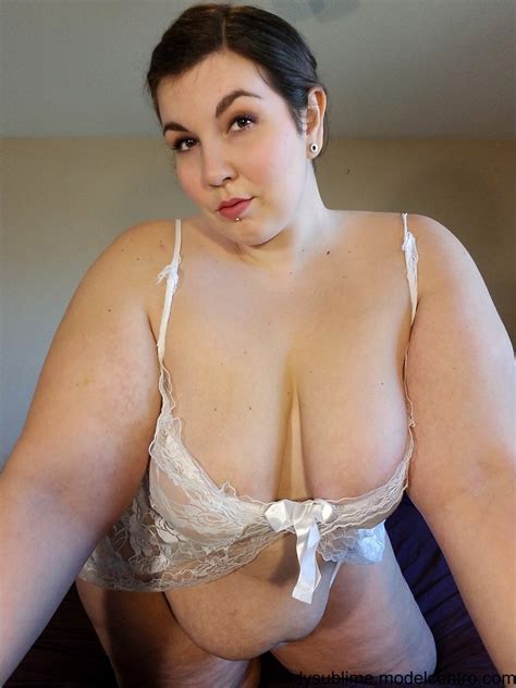 Amazing Brunette Chick Puts Her Fat Body On Display Photos