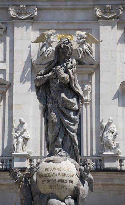 Estatua De La Virgen Mar A Con La Corona De Oro Delante Del Imagen De