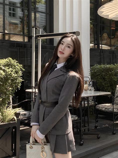 Hot girl Linh Trương náo loạn cõi mạng 22 tuổi đã có núi đồ hiệu style sang chảnh miễn chê