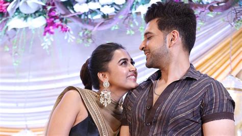 Tejasswi Prakash And Karan Kundrra Share Hot Kiss In Public TejRan Fans Go Uff WATCH