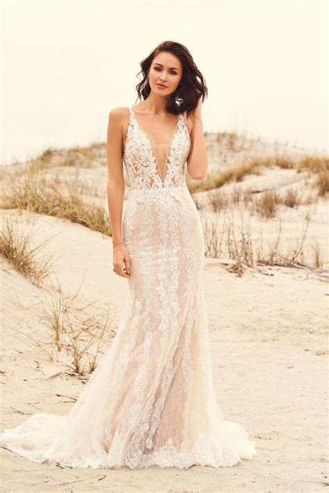 Fit And Flare Brautkleid In Nude Mit D Spitze Tiefem Plunge Ausschnitt Und Gro Em Cut Out Im