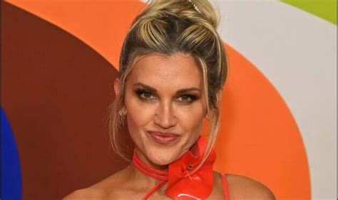 Ashley Roberts stripped down to a tiny bikiոi for a photo in the hot