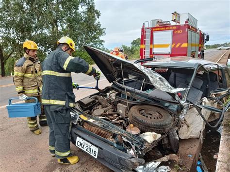 Duas Pessoas Ficam Feridas Ap S Colis O Entre Carros Na Br Em Tr S