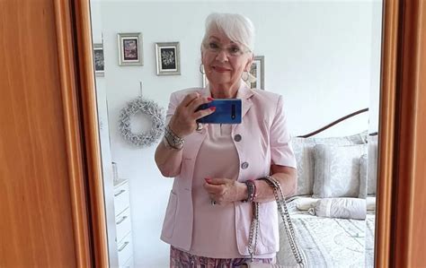 Вот как надо одеваться в 70 лет : стильные образы пенсионерки из ...