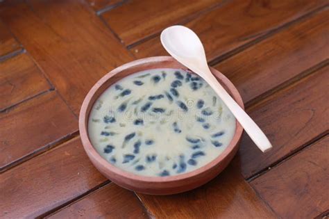 A Close Up Of A Bowl Of Traditional Indonesian Drink Called Dawet Ireng