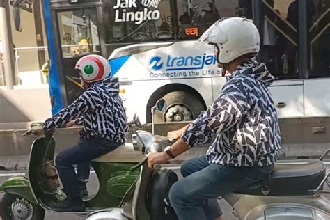 Anies Dan Cak Imin Kompak Naik Vespa Berburu Takjil Di Benhil Jelang