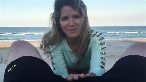 QUICK SUCK FUCK A PUBLIC BEACH XHamster