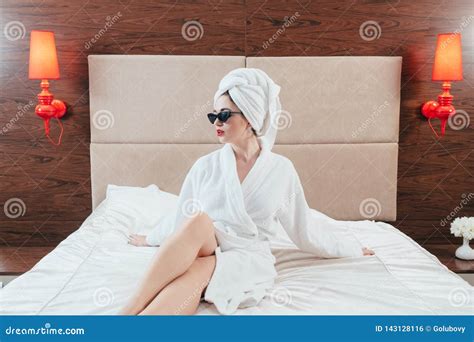 Gambe Nude Dell Accappatoio Femminile Degli Occhiali Da Sole Di Bellezza Della Donna Fotografia