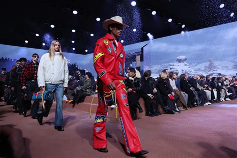 A Paris Vuitton Lance La Fashion Week Avec Un Super Show Ambiance Western