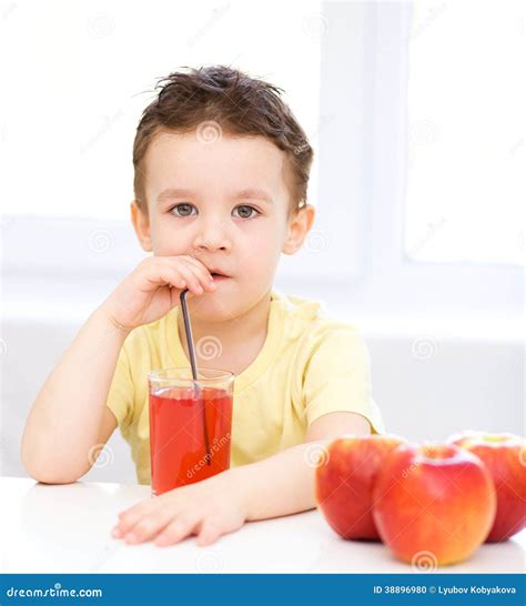 Weinig Jongen Met Glas Appelsap Stock Foto Image Of Binnen