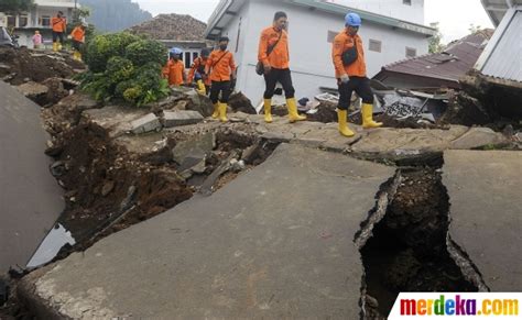 Foto Dahsyatnya Gempa Cianjur Sampai Membelah Jalanan Merdeka