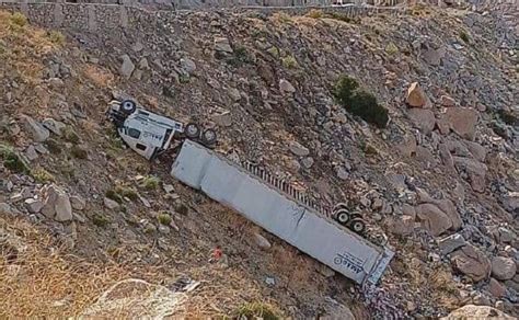 Accidente en La Rumorosa Tráiler vuelca fuera de la carretera hoy