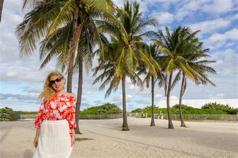 Fille Blonde Avec Des Palmiers En Sables De La Plage Photo Stock Image Du Cheveu Robe 90228568