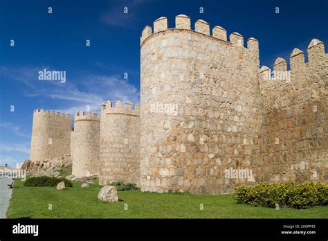 Old city walls towers hi-res stock photography and images - Alamy