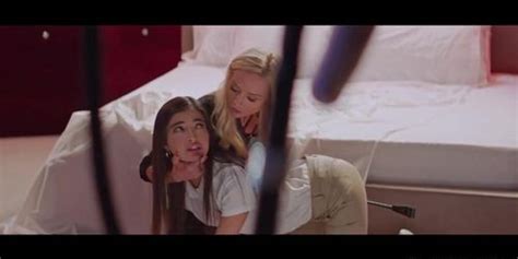 Sensual Lsbico Entre Una Milf Y Una Jovencita Tnaflix