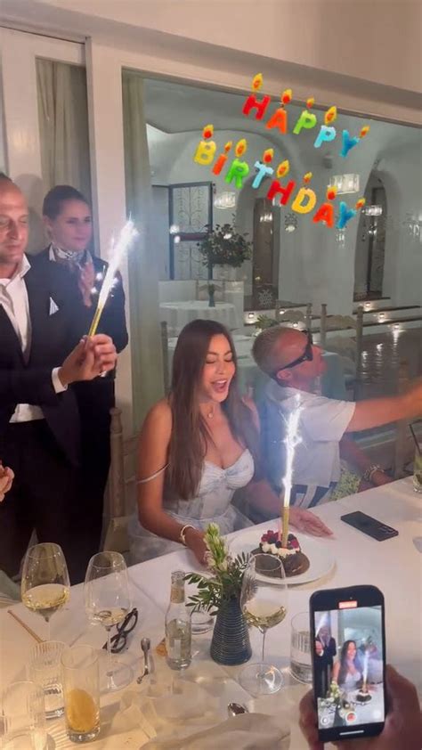 Sof A Vergara De Fiesta En Italia Con Un Posado En Bikini Por Su Cumplea Os Hola