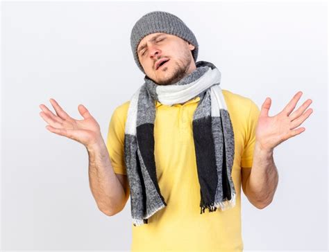 Insatisfait Jeune Homme Slave Malade Blonde Portant Un Chapeau D Hiver Et Une Charpe Tient Les