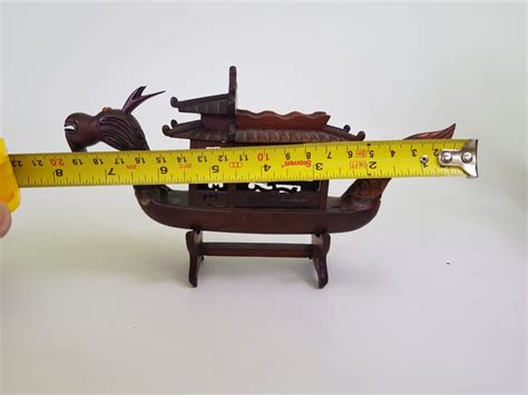 PEQUENA ESCULTURA DE BARCO FORMATO DE DRAGÃO 20 CM COMPRIMENTO E 10 CM