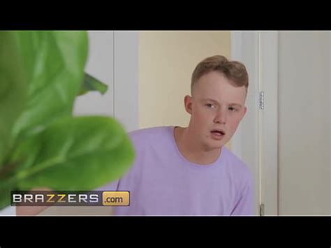 Brazzers Charli Phoenix Hat Genug Von Ihrem Dildo Also L Dt Sie Ihren Stiefsohn Ein Ihr