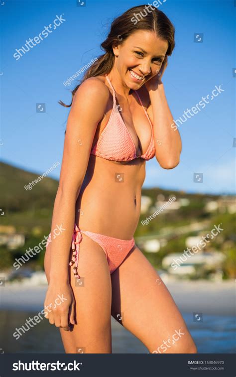 Photo De Stock Femme Sexy Posant En Bikini Rose 153046970 Shutterstock