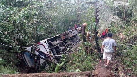 DETIK DETIK Bus Parawisata Masuk Jurang Berikut Ini Daftar Nama Korban