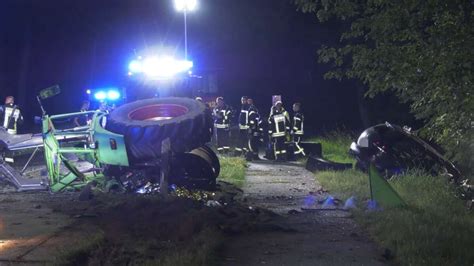 Unfall in Wittmund Auto fährt auf Trecker auf Zwei Männer schwer