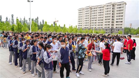 高考第一天 二师铁门关市2317名学子赴考 二师 师团新闻 胡杨网2022 兵团胡杨网 新疆兵团新闻门户