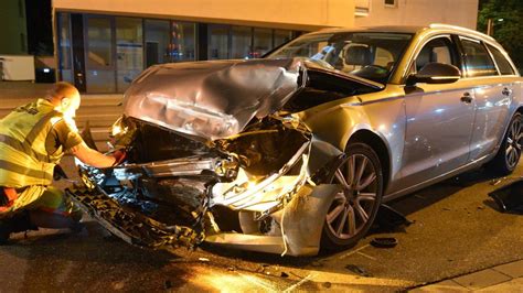 Auto Schleudert In Tankstelle