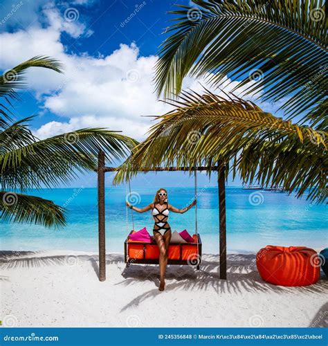 Bella Mujer Sexy Curtida En Elegante Bikini En La Isla De Maldivas La Joven Glamour Posa En El