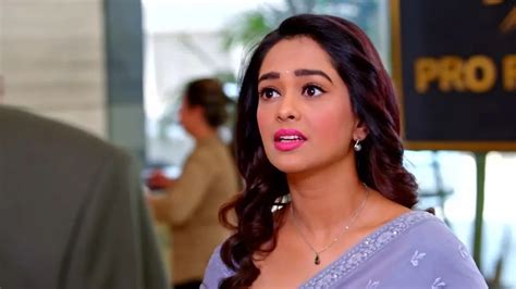 Watch Prachi S Boss Tells Her About Akshay S Arrival Kumkum Bhagya