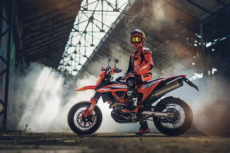 Motorrad Vergleich Suzuki RMX-450Z Enduro 2009 vs. KTM 690 SMC R 2024
