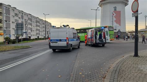 Konin Potr Cenie Pieszego Na Pasach Przy Dworcu Pkp Zdj Cia Ko O