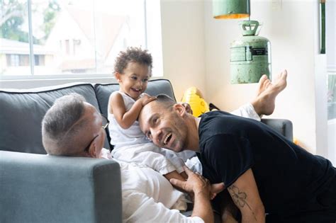 Apresentador gay fala sobre importância de militar Graças aos que militaram eu posso ter