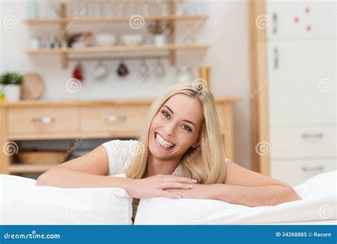Jeune Femme Blonde Joyeuse Image Stock Image Du Humain