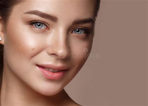 Mo A Bonita Composi O Natural Do Nude As Ferramentas Cosm Ticas Nas M Os Face Da Beleza