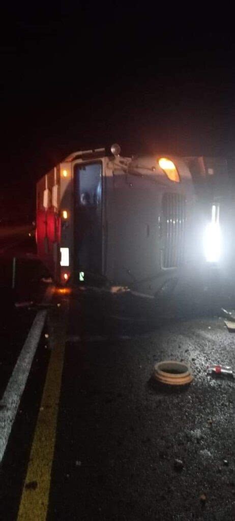 Cuatro lesionados dejó una volcadura de camión de valores en el tramo