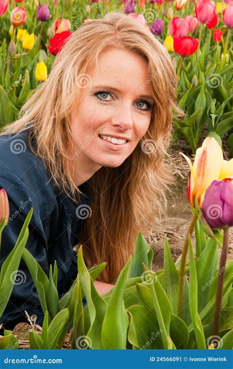Fille Blonde Hollandaise Dans Le Domaine Avec Des Tulipes Image Stock Image Du Ampoules