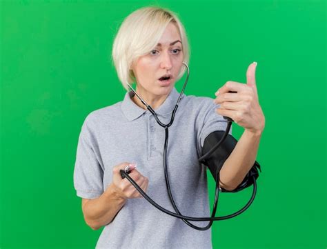 Impressionn Jeune Femme Slave Malade Blonde La Recherche Et La Mesure De La Pression