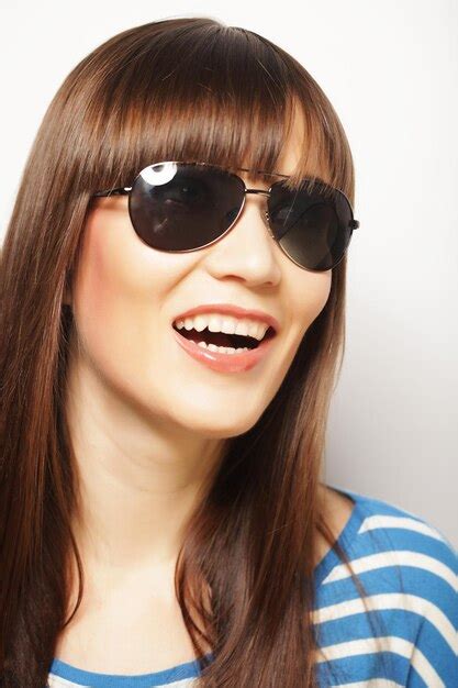 Premium Photo A Closeup Of Brunette Woman Wearing Sunglasses