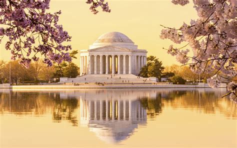 Visit the Beautiful Jefferson Memorial - Washington Plaza