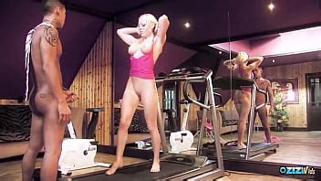 Magn Fico Sexo Interracial Entre Un Asi Tico Con Una Gran Polla Y Una Impresionante Milf Rubia