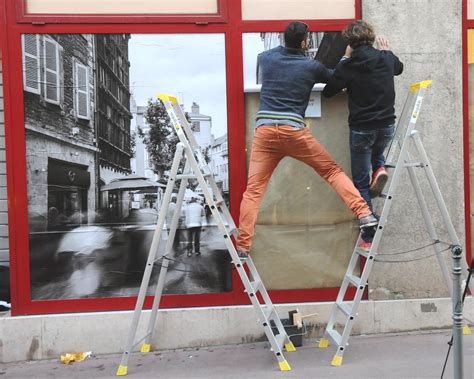 Rue Philibert Laguiche Des Photos Tapissent Les Devantures Des