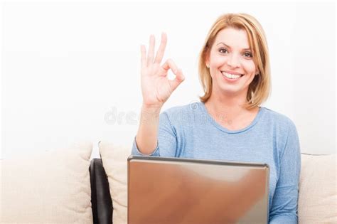 Femme Blonde Attirante Montrant Correct Ou Geste Parfait Image Stock Image Du Portable