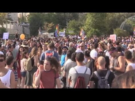 Miles marchan en desfile de orgullo gay de Jerusalén