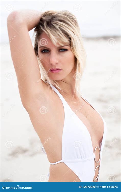 Femme Dans Le Bikini Blanc Photo Stock Image Du Beau 12872220