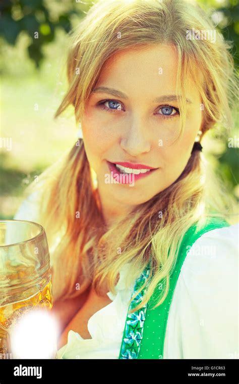 Blonde Deutsche M Dchen Auf Dem Oktoberfest Stockfotografie Alamy